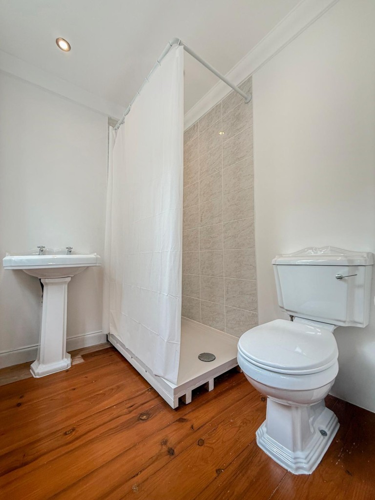 Lot: 159 - THREE-BEDROOM COTTAGE CLOSE TO TOWN CENTRE AND SEAFRONT - View of The Shower Room